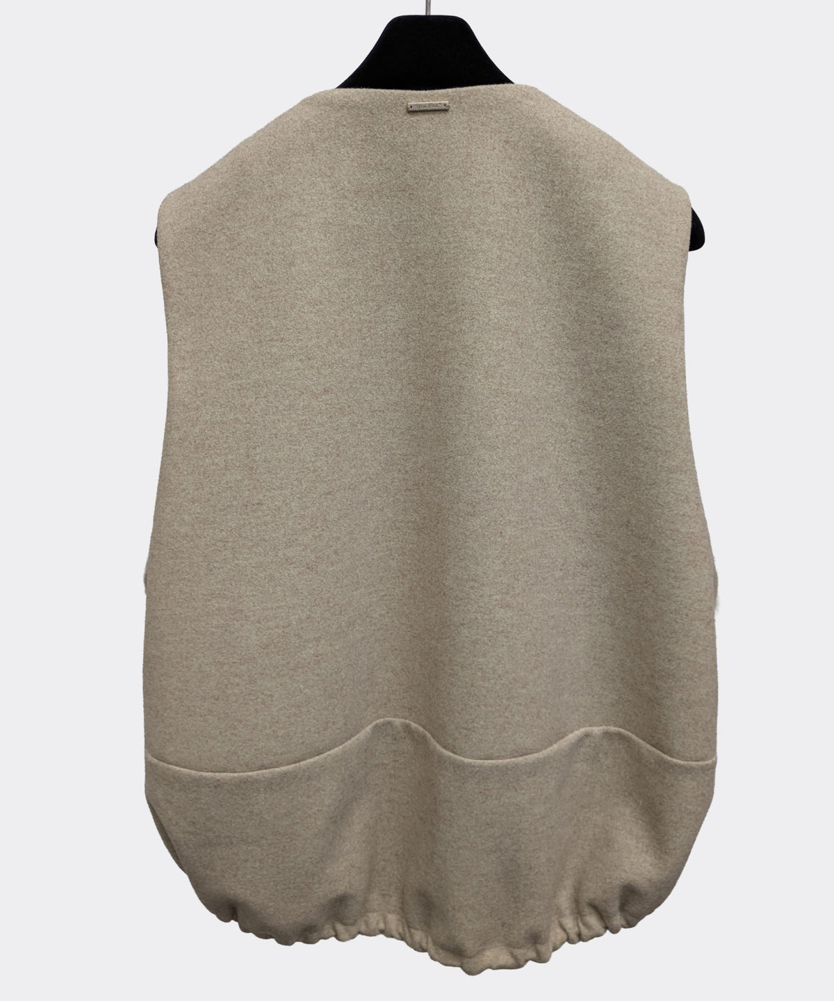 【26AW】シャギーファー切り替えノーカラーベスト（品番：0260259）