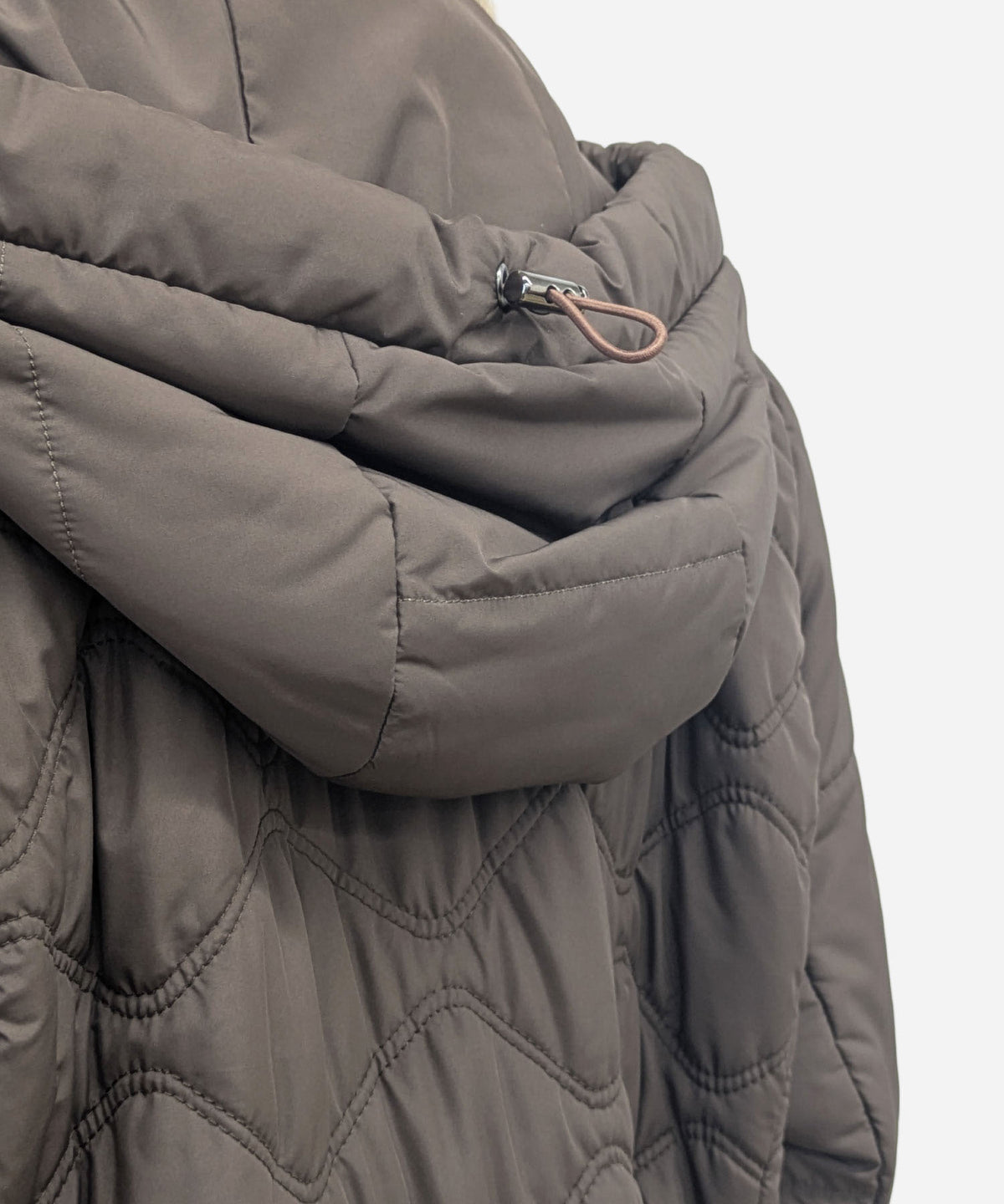 【26AW】クリスタルキャメル キルティングロングコート（品番：0261509）