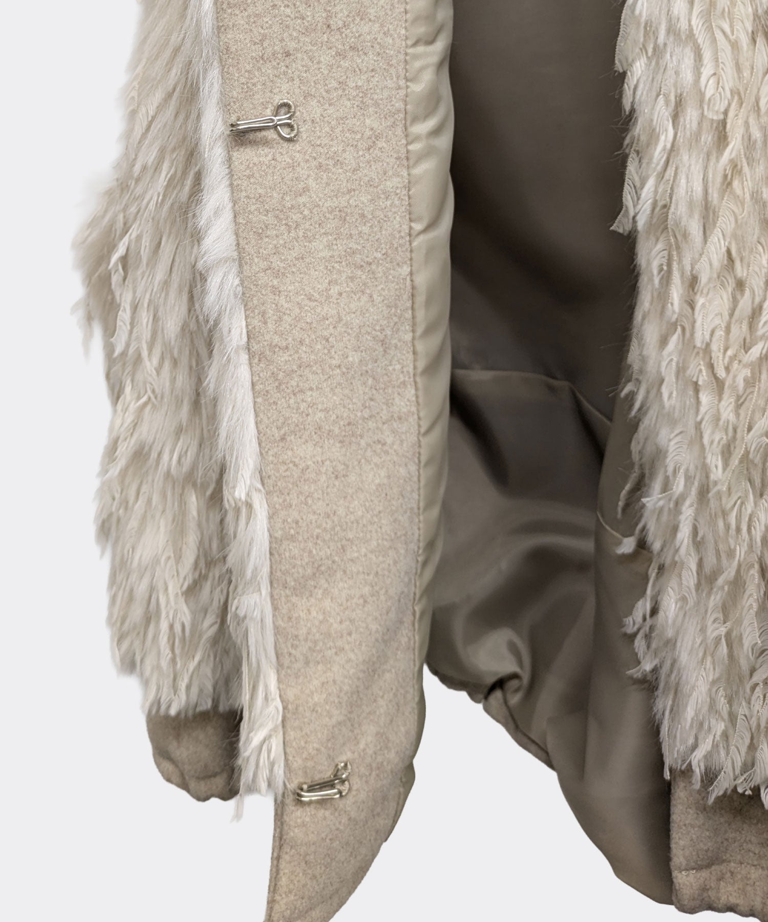 【26AW】シャギーファー切り替えノーカラーベスト（品番：0260259）